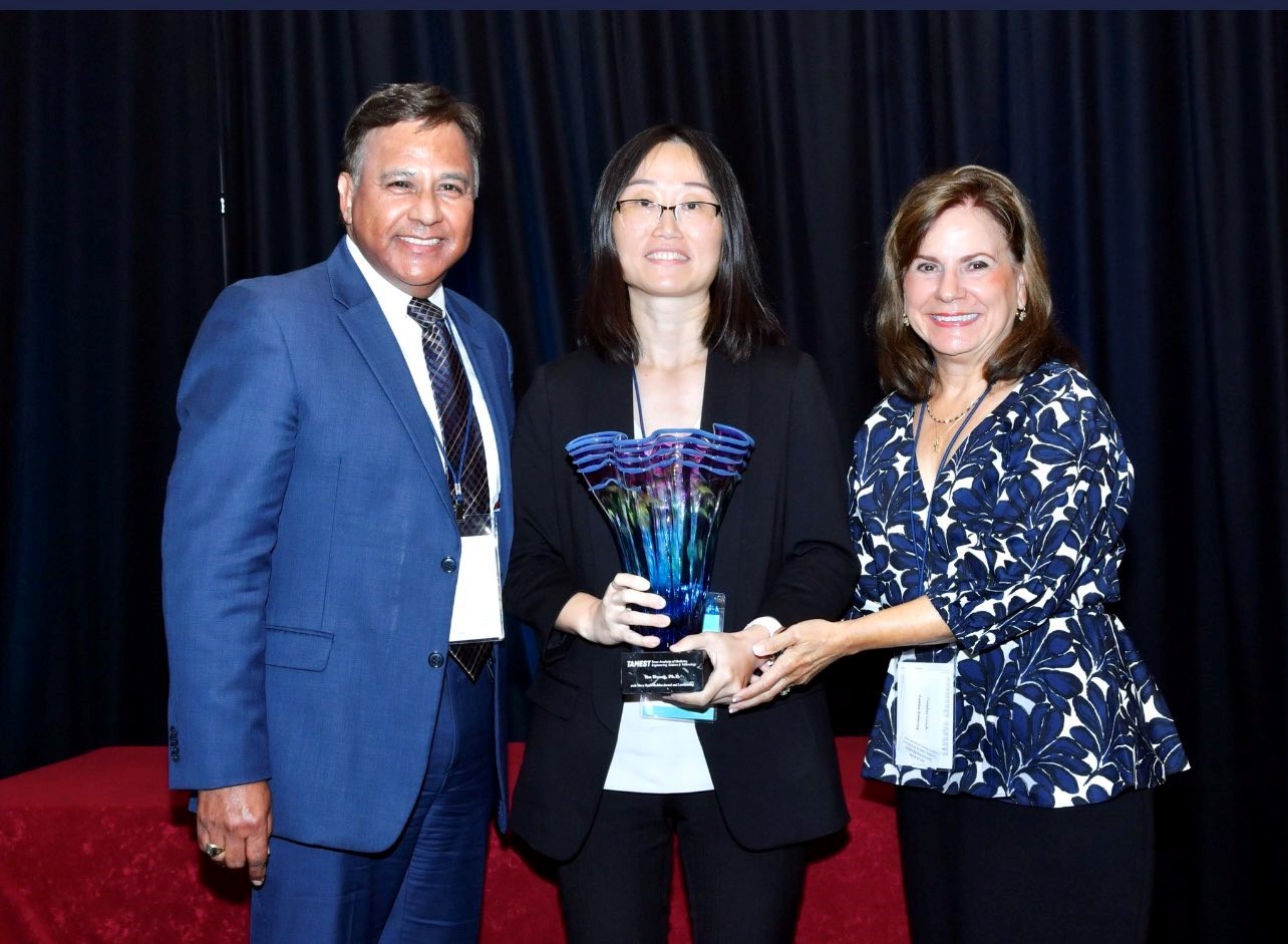 Dr. Huang Receives Inaugural Mary Beth Maddox Award and Lectureship